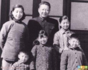 Xi Zhongxun and his family in the late 1950s.  Xi Jinping is standing on the right of the front row.  Photo: hugchina