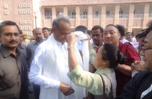 A member of the Tibetan Parliamentary delegation greets chief minister Ashok Gehlot during their lobbying campaign in Rajasthan Photo: tibet.net
