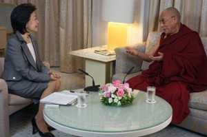 Yoshiko Sakurai interviewing His Holiness the Dalai Lama Photo: Photo/Jeremy Russell/OHHDL
