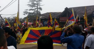 Tibetans and supporters in Dharamshala raise Tibetan national flags in a protest against Chinese forces shooting at Tibetans in Driru, Tibet. Photo: VOA