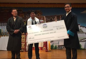 Representative Kaydor Aukatsang awarding his prize to Jamyang Tashi Photo: facebook/Tibet Office USA