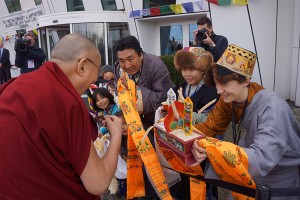 Members of the Tibetan community welcoming His Holiness on his arrival in Copenhagen Photo: Jeremy Russell/OHHDL