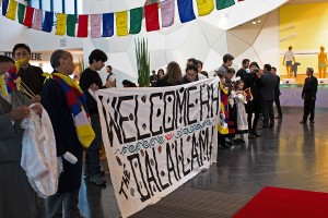 Members of the the International Student Festival in Trondheim and well-wishers waiting to welcome His Holiness Photo: .samfundet.no