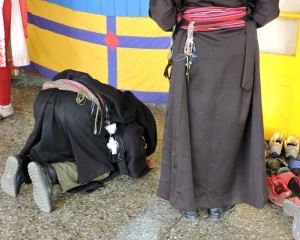 Khampa pilgrims prostrating Tsuglakhang (Copy)